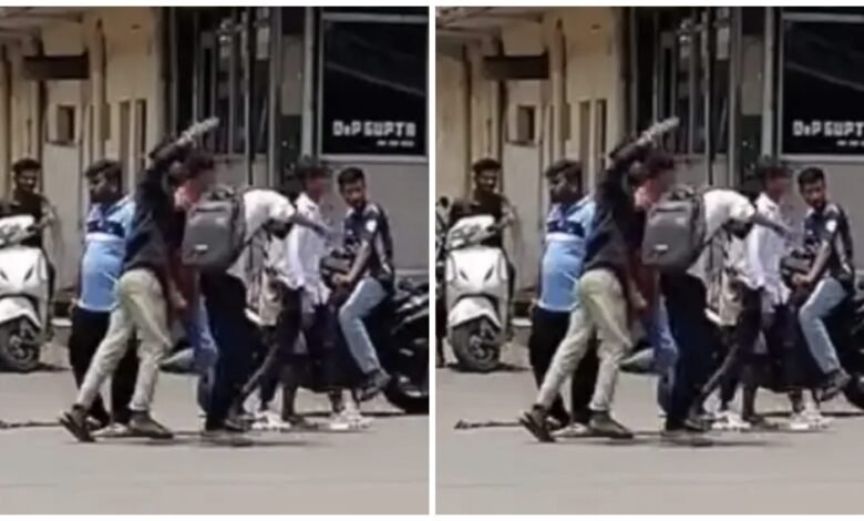 Public Violence in Korba: Big news from Korba...! Two groups fight fiercely on the road in broad daylight... VIDEO viral