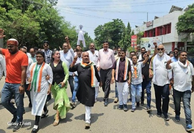 Protest by Congress: Congress burnt an effigy at Nehru Chowk in protest against ED action