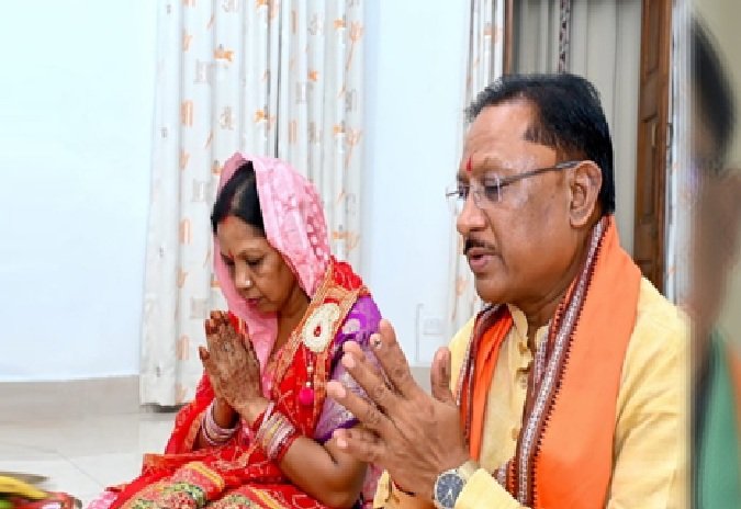 Chief Minister Vishnudev Sai's wife Kaushalya Devi Sai arrives in Korba...! Took part in Shiv Puran Katha