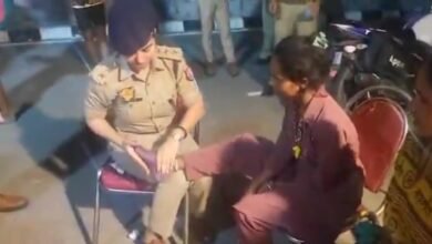 Kanwar Yatra: During the Kanwar Yatra, DSP Rishika Singh pressed the feet of Kanwariyas… watch the viral video here