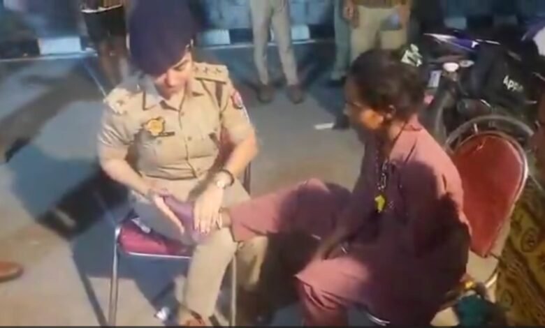 Kanwar Yatra: During the Kanwar Yatra, DSP Rishika Singh pressed the feet of Kanwariyas… watch the viral video here