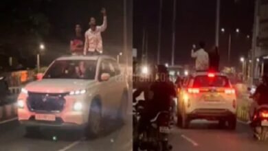 Couple Romance in River-View: Bilaspur's new river view becomes stunt and love point...! Young men doing stunts by opening the sun-roof of the car