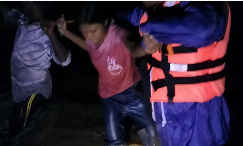 Deopahari Waterfalls: Water level suddenly increased in Deopahari waterfall...! Five youths were rescued and their lives were saved