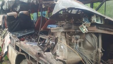 Big Accident: Big Breaking...Huge collision between bus and truck...! 18 Kanwadis die a painful death...see here