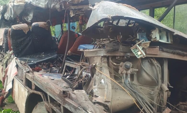 Big Accident: Big Breaking...Huge collision between bus and truck...! 18 Kanwadis die a painful death...see here