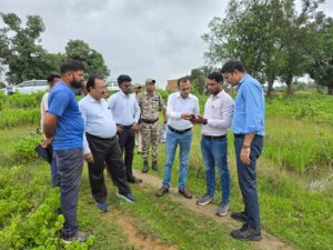 Digital Crop Survey: Collector Ajit Vasant reached the field...! Took stock of digital crop survey work...gave strict instructions to Patwaris