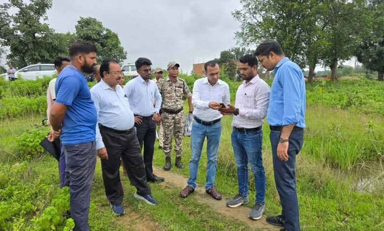 Digital Crop Survey: Collector Ajit Vasant reached the field...! Took stock of digital crop survey work...gave strict instructions to Patwaris