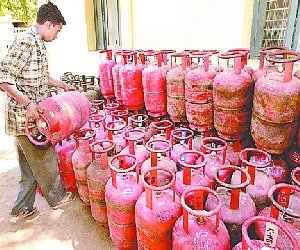 LPG Gas…Indane-Bharat Gas…HP Gas Important news for all cylinder consumers...! e-KYC is mandatory till 15th August...otherwise gas supply will be stopped