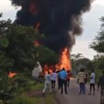 CG Breaking: Tanker overturned after going out of control, fire brigade team on the spot