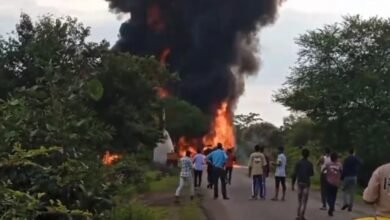CG Breaking: Tanker overturned after going out of control, fire brigade team on the spot