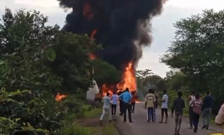 CG Breaking: Tanker overturned after going out of control, fire brigade team on the spot