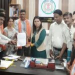 Bribery News: Video of bribery in Ambagarh Chowki goes viral...! Woman Sarpanch makes serious allegations against District Vice President Shankar Tiwari... Demand for action from the administration