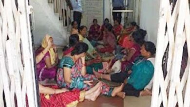 Protesting Women: Fierce demonstration demanding rehabilitation and employment in Geevra area... Women gherao Kusmunda General Manager's office