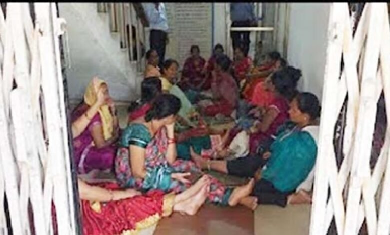 Protesting Women: Fierce demonstration demanding rehabilitation and employment in Geevra area... Women gherao Kusmunda General Manager's office