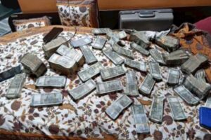 EOU Raid: EOU's big blow to corruption...! Jewellery and notes worth crores recovered from government engineer's house