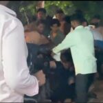 Mutual Enmity: Fierce fighting between two groups in Raipur... Youth beaten with kicks and punches... VIDEO viral