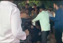 Mutual Enmity: Fierce fighting between two groups in Raipur... Youth beaten with kicks and punches... VIDEO viral