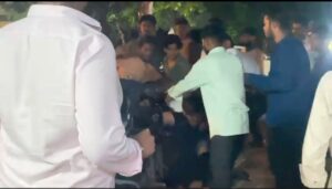 Mutual Enmity: Fierce fighting between two groups in Raipur... Youth beaten with kicks and punches... VIDEO viral