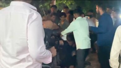 Mutual Enmity: Fierce fighting between two groups in Raipur... Youth beaten with kicks and punches... VIDEO viral