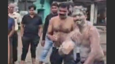Streets of Korba : गड्ढों में भरे पानी में नहाकर व्यापारियों ने किया विरोध प्रदर्शन