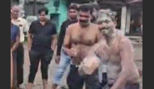 Streets of Korba : गड्ढों में भरे पानी में नहाकर व्यापारियों ने किया विरोध प्रदर्शन