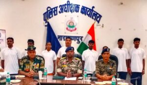 Surrender Naxali: Big news from Bijapur...! 8 Maoists with a bounty of 30 lakhs surrendered...! Female Naxalites made a shocking revelation