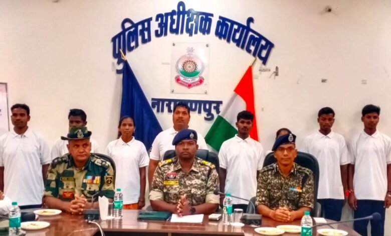 Surrender Naxali: Big news from Bijapur...! 8 Maoists with a bounty of 30 lakhs surrendered...! Female Naxalites made a shocking revelation