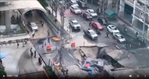 Road Caved: A horrifying accident on a Bangkok street! A busy road suddenly sank into the ground… watch the horrifying video here.