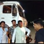 Illegal Sand Mining: BJP MLA on the road of Rajim... Stopped a Hiva filled with sand on the Phingeshwar-Rajim main road and handed it over to the police... Watch the video here
