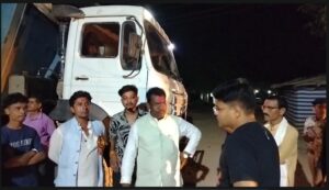 Illegal Sand Mining: BJP MLA on the road of Rajim... Stopped a Hiva filled with sand on the Phingeshwar-Rajim main road and handed it over to the police... Watch the video here