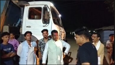 Illegal Sand Mining: BJP MLA on the road of Rajim... Stopped a Hiva filled with sand on the Phingeshwar-Rajim main road and handed it over to the police... Watch the video here