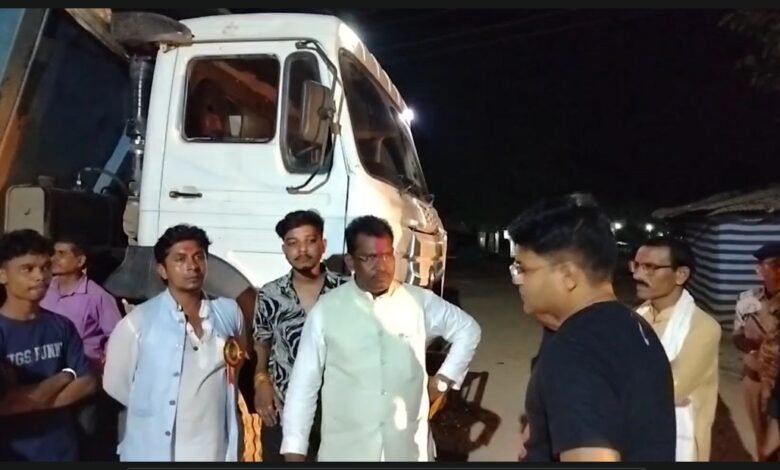 Illegal Sand Mining: BJP MLA on the road of Rajim... Stopped a Hiva filled with sand on the Phingeshwar-Rajim main road and handed it over to the police... Watch the video here