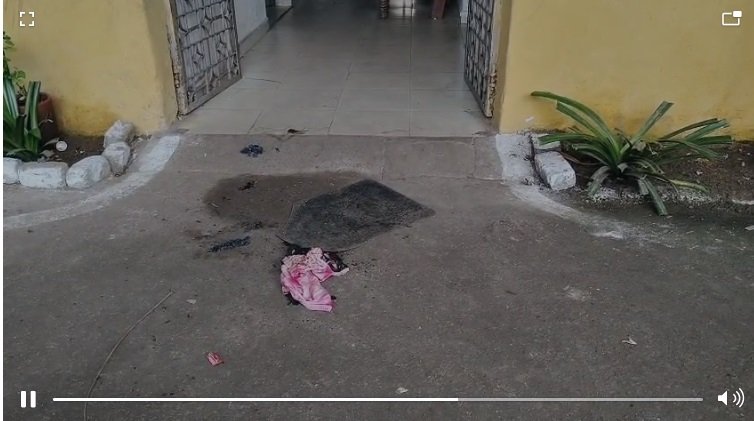 Raipur Mahila Thana: A woman set herself on fire outside the Mahila police station... The burnt victim was admitted to the hospital... VIDEO