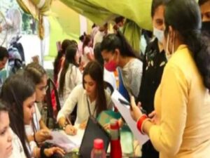 Peon Jobs: This news will shock you! The harsh truth of unemployment… Those with B.Tech and PhD degrees are queuing up for peon jobs.