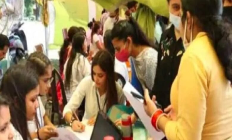 Peon Jobs: This news will shock you! The harsh truth of unemployment… Those with B.Tech and PhD degrees are queuing up for peon jobs.