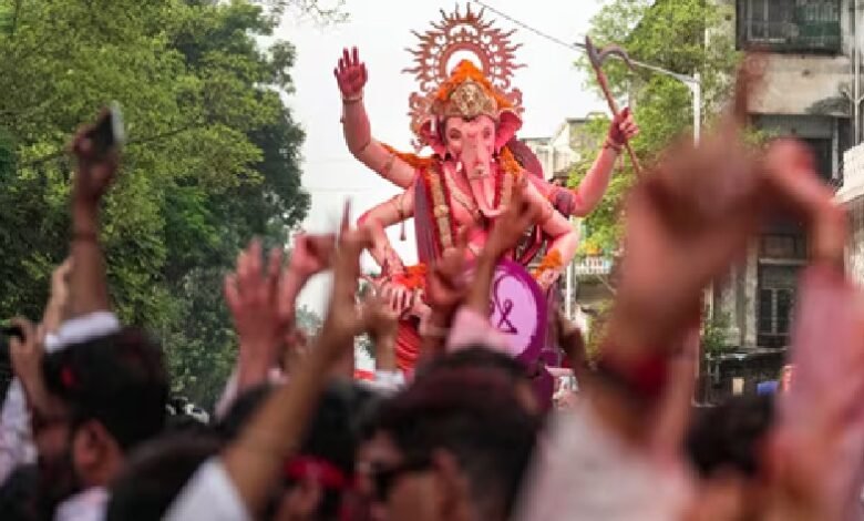 Ganesh Visarjan: Immersion procession...! Thieves' rampage amidst devotion... more than 100 mobiles stolen... many gold chains also missing