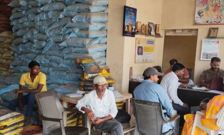 Fertilizer Scam: Irregularities in urea distribution...! Administration confiscated the entire consignment... Ambikapur's Vijay Trading Company's license suspended