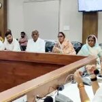 Collector Ruchika Chauhan's attitude...! The husbands of the female councilors who came in place of them were removed from the meeting... Watch the video here