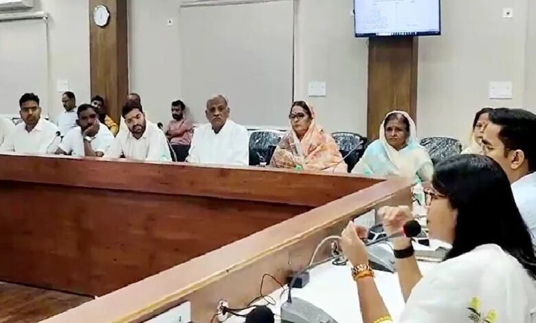 Collector Ruchika Chauhan's attitude...! The husbands of the female councilors who came in place of them were removed from the meeting... Watch the video here
