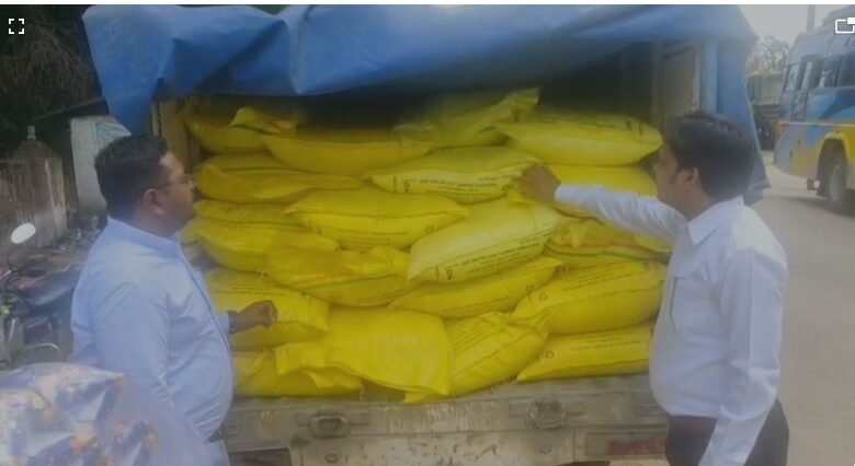 Agriculture Depat Action: Agriculture department takes action against profiteering amid shortage of fertilizers in Gariaband...! 525 bags of urea seized...shop suspended...VIDEO