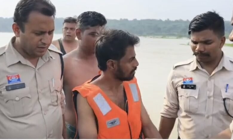Tragic End of Love Story: A tragic end to a love story! After being refused marriage, the couple jumped into the Hasdeo River.