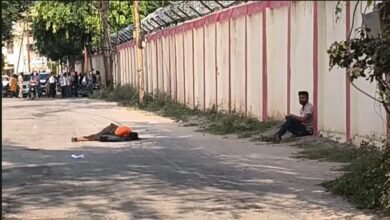 Illegal Relations: Husband shot his wife with 5 bullets…! Police controlled the accused with the help of kicks, punches and tear gas… watch the video here