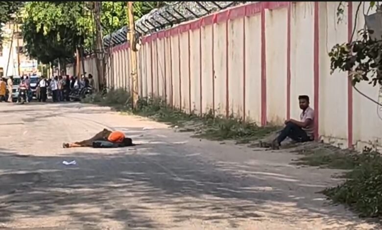 Illegal Relations: Husband shot his wife with 5 bullets…! Police controlled the accused with the help of kicks, punches and tear gas… watch the video here