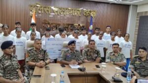 Rewarded Naxalite Surrenders: Big success on Naxal front in Sukma...! 20 Naxalites including those with a reward of 33 lakhs surrendered