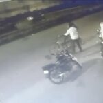 Terror: Criminals terrorize Raipur...! An attempt to rob a young man on a bicycle...he saved his life by running away...watch the video here.