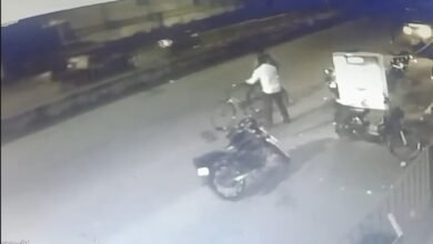 Terror: Criminals terrorize Raipur...! An attempt to rob a young man on a bicycle...he saved his life by running away...watch the video here.