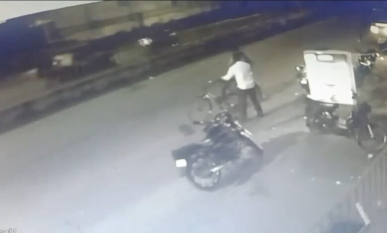 Terror: Criminals terrorize Raipur...! An attempt to rob a young man on a bicycle...he saved his life by running away...watch the video here.