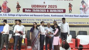 Udbhav 2025: Girls from Balrampur shine at the state-level Udbhav 2025, achieving success in sculpture and local crafts.