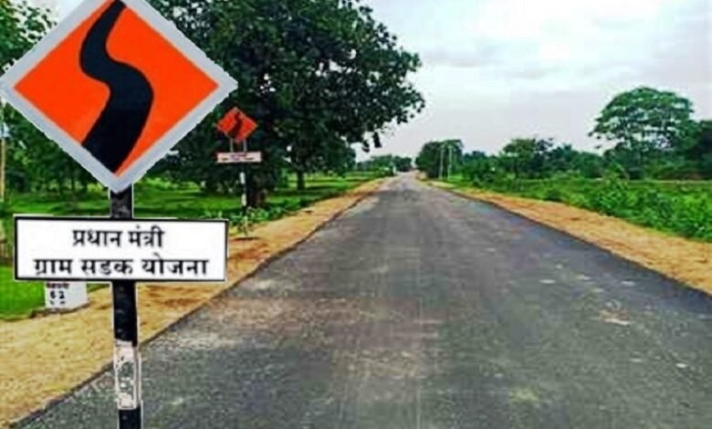 PMGSY: Under the Pradhan Mantri Gram Sadak Yojana, road development work in Jashpur is gaining momentum, Duldula will reach the path of development, a road project worth Rs 3.81 crore is under construction.