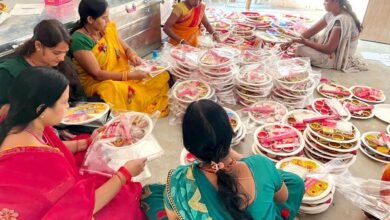 CG Bihaan Market: The Bihaan Market is paying off the hard work of self-help groups, with various stalls selling various products, including earthen lamps.